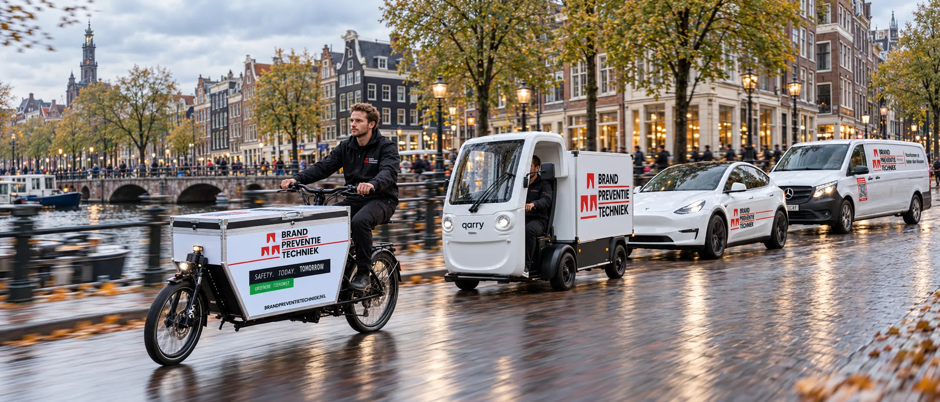 Cargofiets, qarry, auto en bus van Brandpreventie Techniek onderweg in de binnenstad