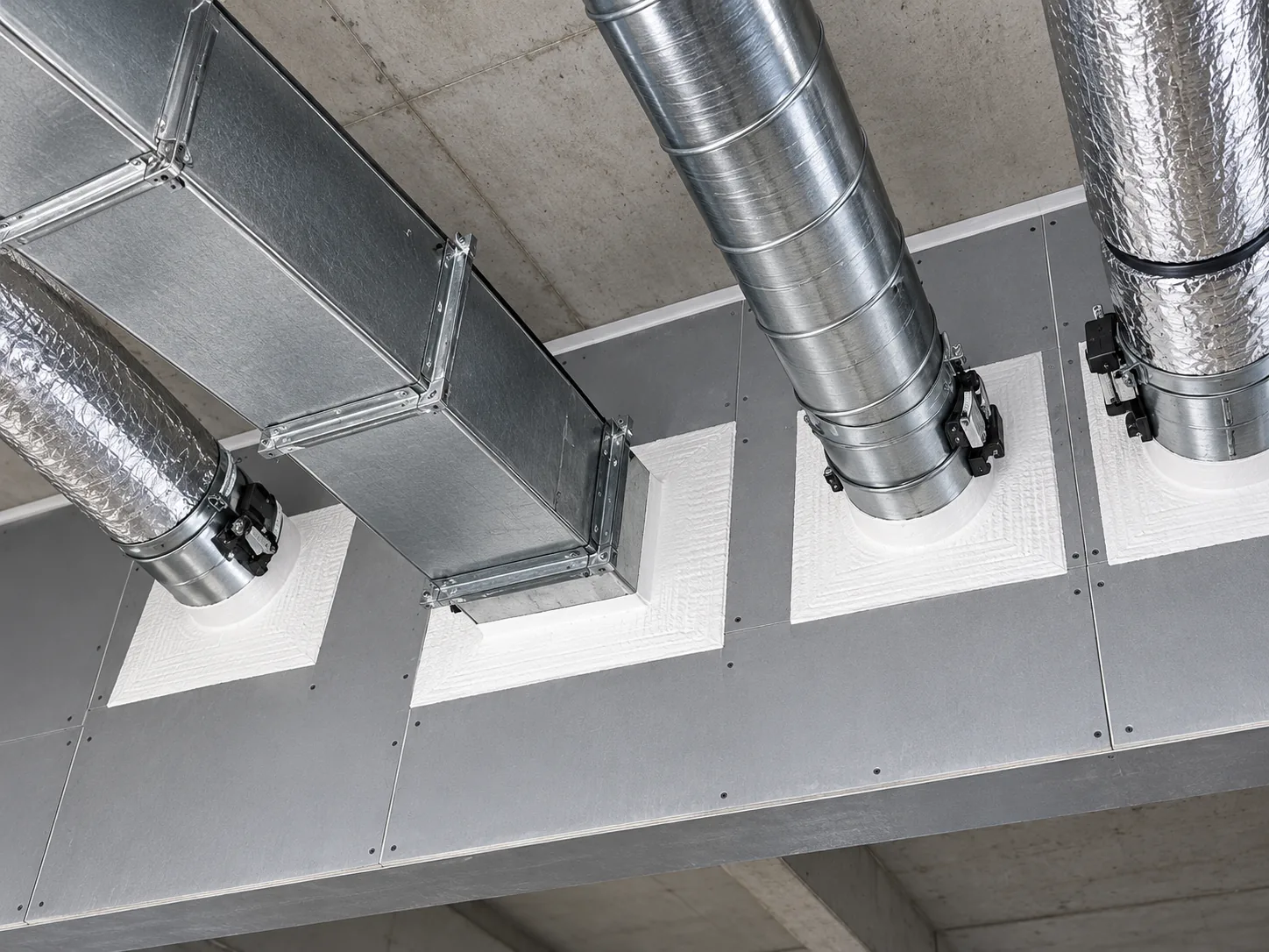 Brandwerende afdichting van ventilatiekanalen in een technische ruimte
