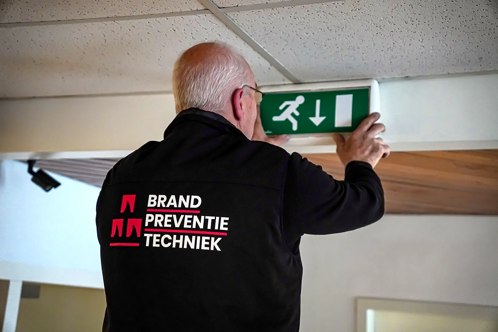 Monteur van Brandpreventie Techniek aan het werk voor een opdrachtgever in Enschede